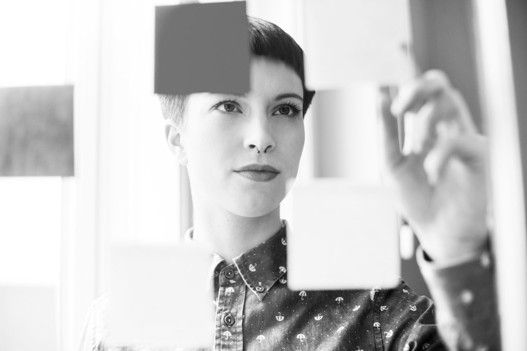 consultant writing on post its