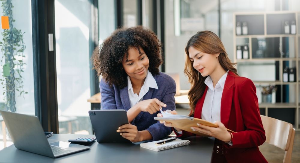 Independent contractor speaking with a client